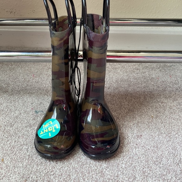 Light Up Camo Rain Boot - Picture 2 of 9